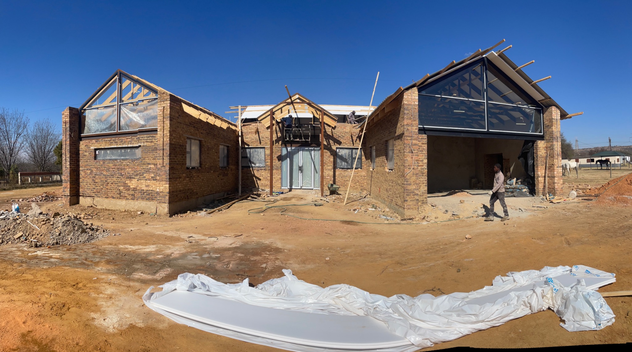 Swaeltjie New Home during structural and roof construction